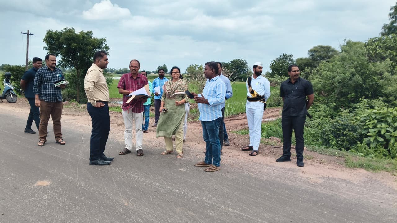 ధర్మారం మండలంలోని ఖిలా వనపర్తి సోలార్ ప్లాంట్, ఎలిగేడు మండలంలో ప్రతిపాదిత గోదాం స్థలాన్ని పరిశీలించిన జిల్లా కలెక్టర్